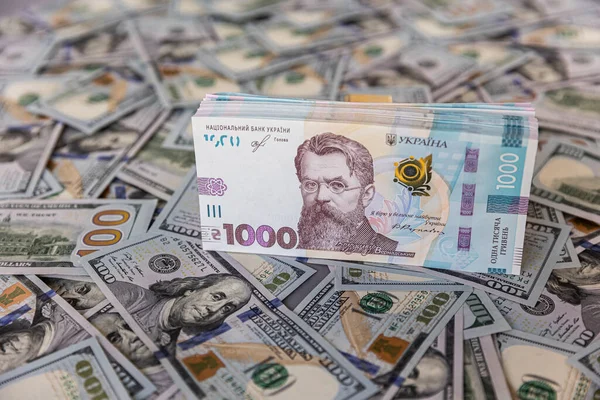 Χρήματα Της Ουκρανίας Στοίβα Ουκρανικών Χρυσοχοϊκών Τραπεζογραμματίων Στα Χέρια Χρύνια — Φωτογραφία Αρχείου