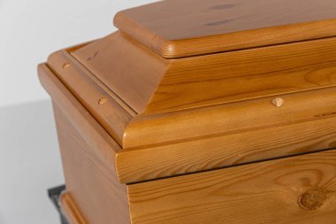 Özel bir tören dükkanında satılık ahşap bir tabut.