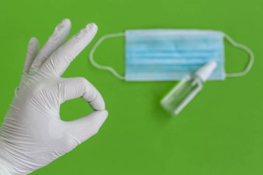 Açık gri arka planda ilaç ve tıbbi malzeme dolu alışveriş sepeti.