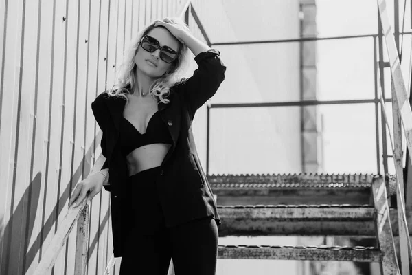 Ruda Modelka Okularach Przeciwsłonecznych Czarnej Skórzanej Kurtce Pixie Obcięła Fryzurę — Zdjęcie stockowe