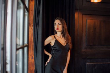 Genç zarif kadın kırmızı şarap, kapalı atış, seçici odak tutun