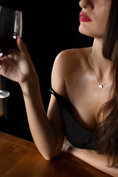 Jonge Elegante Vrouw Houd Glas Rode Wijn Binnen Geschoten Selectieve — Stockfoto