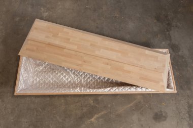 Marangozhane, marangozlukta tabut yapmak.