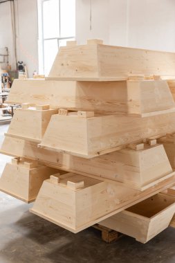 Marangozhane, marangozlukta tabut yapmak.