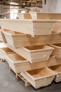 Marangozhane, marangozlukta tabut yapmak.