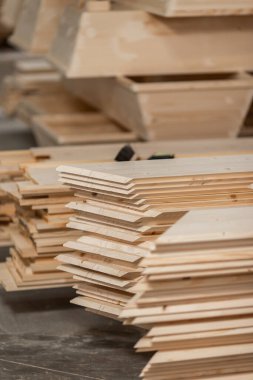 Marangozhane, marangozlukta tabut yapmak.