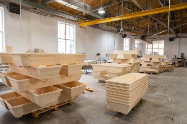 Marangozhane, marangozlukta tabut yapmak.