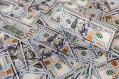 Para, Amerikan dolarları. Para masaya saçıldı. Maliye ve Ekonomi Fotoğrafçılığı.