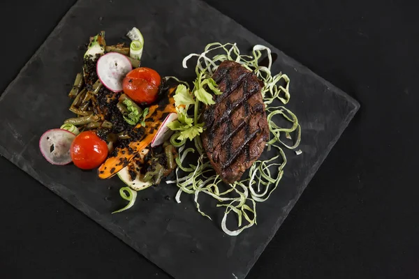 Izgara antrikot biftek biftek, otlar ve baharatlar. Metniniz için kopya alanı ile Üstten Görünüm