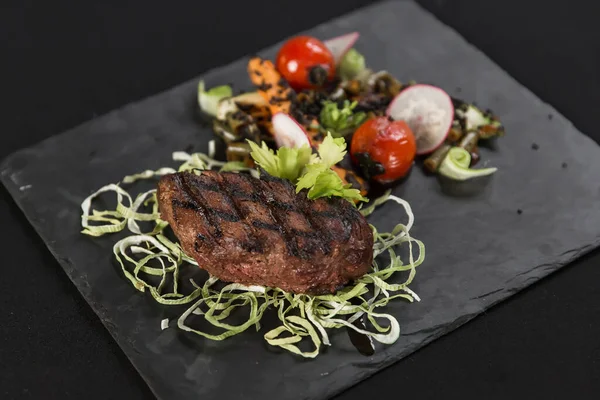 Izgara antrikot biftek biftek, otlar ve baharatlar. Metniniz için kopya alanı ile Üstten Görünüm