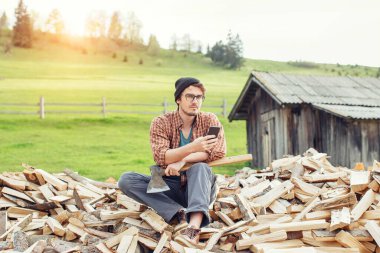 Yüzünde bir gülümseme, kulağına telefon bağlayan bir adam evden uzakta hücresel bir bağlantı, dağlarda tek başına yürüyüş, kıvırcık saçlı hippi. Yüksek kalite fotoğraf