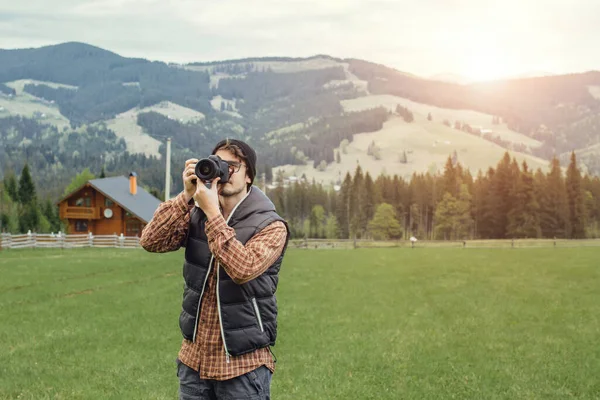 Young Guy Travels Camera Mountains — Foto de Stock