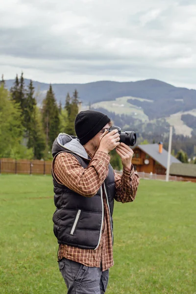 Young Guy Travels Camera Mountains — Foto de Stock