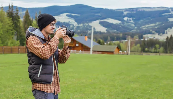 Young Guy Travels Camera Mountains — Foto de Stock