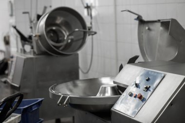 Bir sürü çiğ et asıldı ve bir et üretim fabrikasında sıraya dizildi. Yatay görünüm.