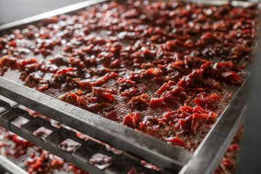 Bir sürü çiğ et asıldı ve bir et üretim fabrikasında sıraya dizildi. Yatay görünüm.