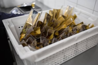 Bir sürü çiğ et asıldı ve bir et üretim fabrikasında sıraya dizildi. Yatay görünüm.