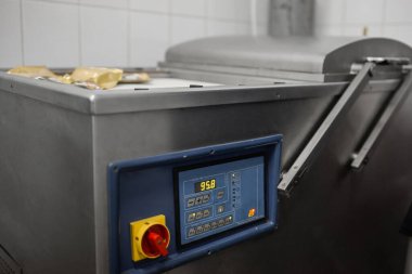 Bir sürü çiğ et asıldı ve bir et üretim fabrikasında sıraya dizildi. Yatay görünüm.