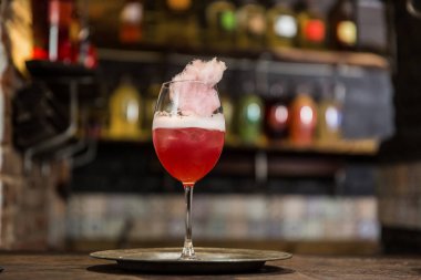 Alkollü kokteyl bar araçları bira, buz ve limon suyu ile. Düşük anahtar, seçici odak