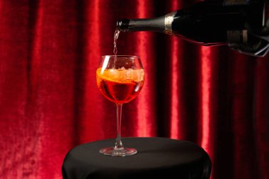Alkollü kokteyl bar araçları bira, buz ve limon suyu ile. Düşük anahtar, seçici odak