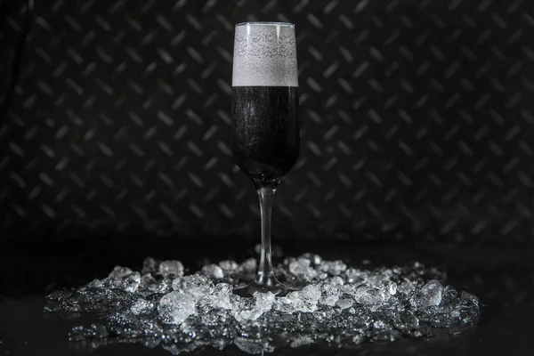 Coquetel Alcoólico Com Cerveja Gelo Suco Limão Ferramentas Bar Foco — Fotografia de Stock