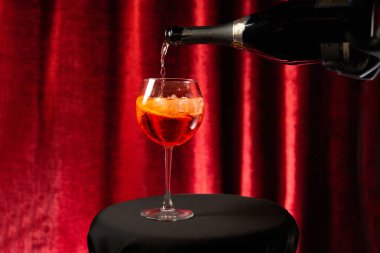 Alkollü kokteyl bar araçları bira, buz ve limon suyu ile. Düşük anahtar, seçici odak