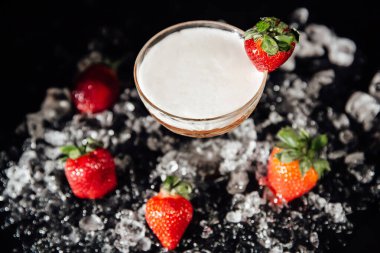 Alkollü kokteyl bar araçları bira, buz ve limon suyu ile. Düşük anahtar, seçici odak