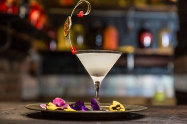 Alkollü kokteyl bar araçları bira, buz ve limon suyu ile. Düşük anahtar, seçici odak