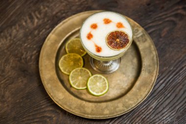 Alkollü kokteyl bar araçları bira, buz ve limon suyu ile. Düşük anahtar, seçici odak