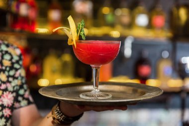 Alkollü kokteyl bar araçları bira, buz ve limon suyu ile. Düşük anahtar, seçici odak