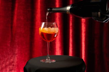 Alkollü kokteyl bar araçları bira, buz ve limon suyu ile. Düşük anahtar, seçici odak