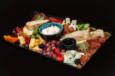 Siyah kase sebze ve karidesler ile karıştırın Fry noodle. Slate arka plan. Üst görünüm. Boşluk Kopyala.