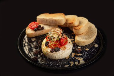 Siyah kase sebze ve karidesler ile karıştırın Fry noodle. Slate arka plan. Üst görünüm. Boşluk Kopyala.