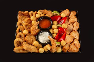 Siyah kase sebze ve karidesler ile karıştırın Fry noodle. Slate arka plan. Üst görünüm. Boşluk Kopyala.