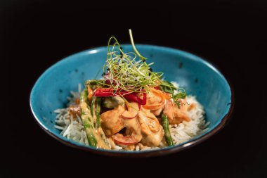 Siyah kase sebze ve karidesler ile karıştırın Fry noodle. Slate arka plan. Üst görünüm. Boşluk Kopyala.