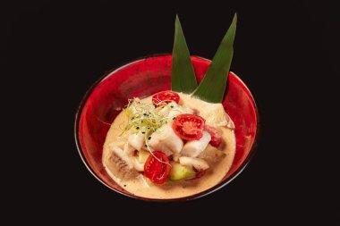 Siyah kase sebze ve karidesler ile karıştırın Fry noodle. Slate arka plan. Üst görünüm. Boşluk Kopyala.