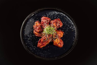 Siyah kase sebze ve karidesler ile karıştırın Fry noodle. Slate arka plan. Üst görünüm. Boşluk Kopyala.