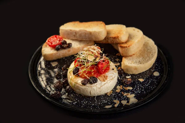 Siyah kase sebze ve karidesler ile karıştırın Fry noodle. Slate arka plan. Üst görünüm. Boşluk Kopyala.