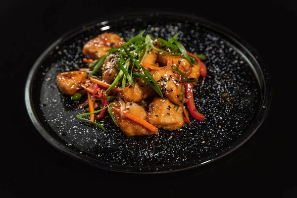 Siyah kase sebze ve karidesler ile karıştırın Fry noodle. Slate arka plan. Üst görünüm. Boşluk Kopyala.