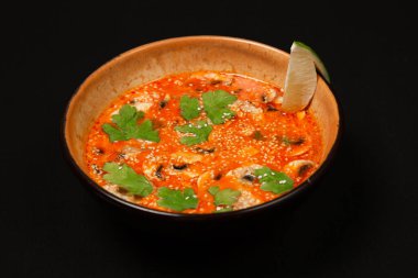 Suşi ve kızarmış sarımsaklı karides, taştan bir tabakta karides ve siyah arka plan.