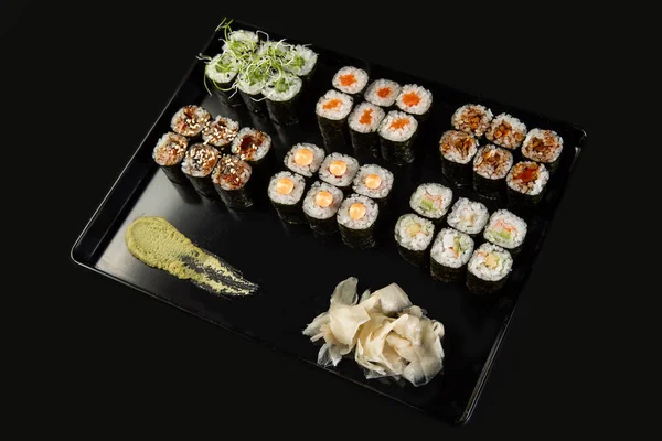 Sushi Smażone Krewetki Czosnkowe Krewetki Kamiennym Talerzu Czarnym Tłem — Zdjęcie stockowe