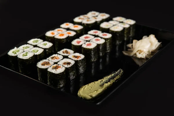 Sushi Smażone Krewetki Czosnkowe Krewetki Kamiennym Talerzu Czarnym Tłem — Zdjęcie stockowe
