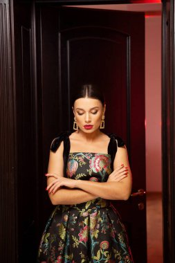 Güzellik kadını yüz portre siyah arka plan üzerine izole. Güzel model kız makyaj. Cildi dokunmadan muhteşem seksi esmer Bayan. Mükemmel makyaj