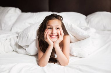 Mutlu aile evde battaniyenin altında yatıyor.