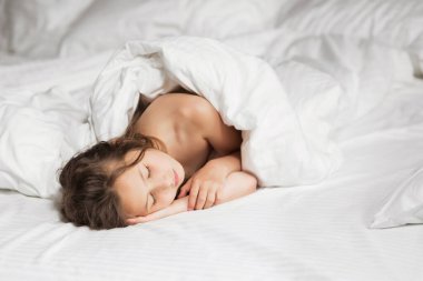 Mutlu aile evde battaniyenin altında yatıyor.