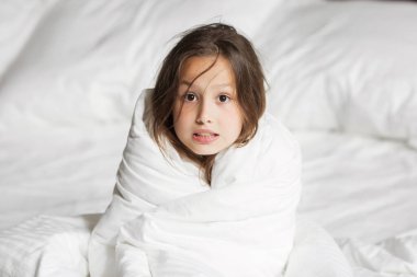 Mutlu aile evde battaniyenin altında yatıyor.