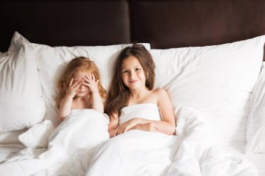 Mutlu aile evde battaniyenin altında yatıyor.