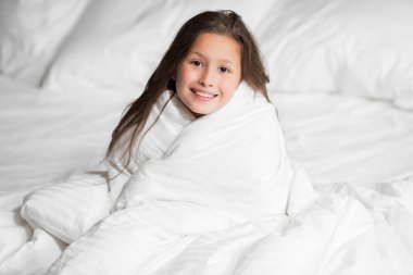 Mutlu aile evde battaniyenin altında yatıyor.