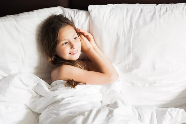 Família Feliz Deitada Debaixo Cobertor Cama Casa — Fotografia de Stock