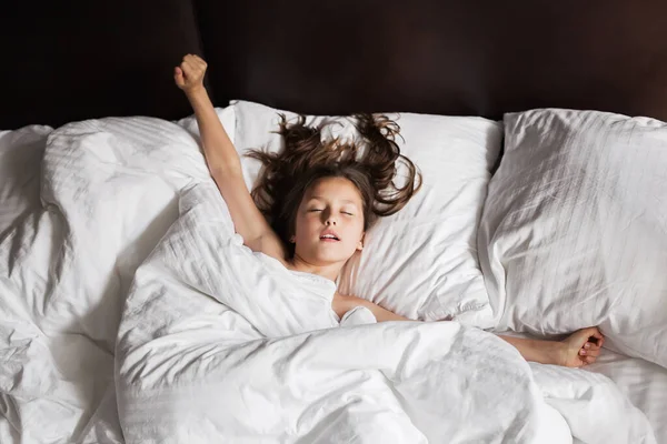 Família Feliz Deitada Debaixo Cobertor Cama Casa — Fotografia de Stock